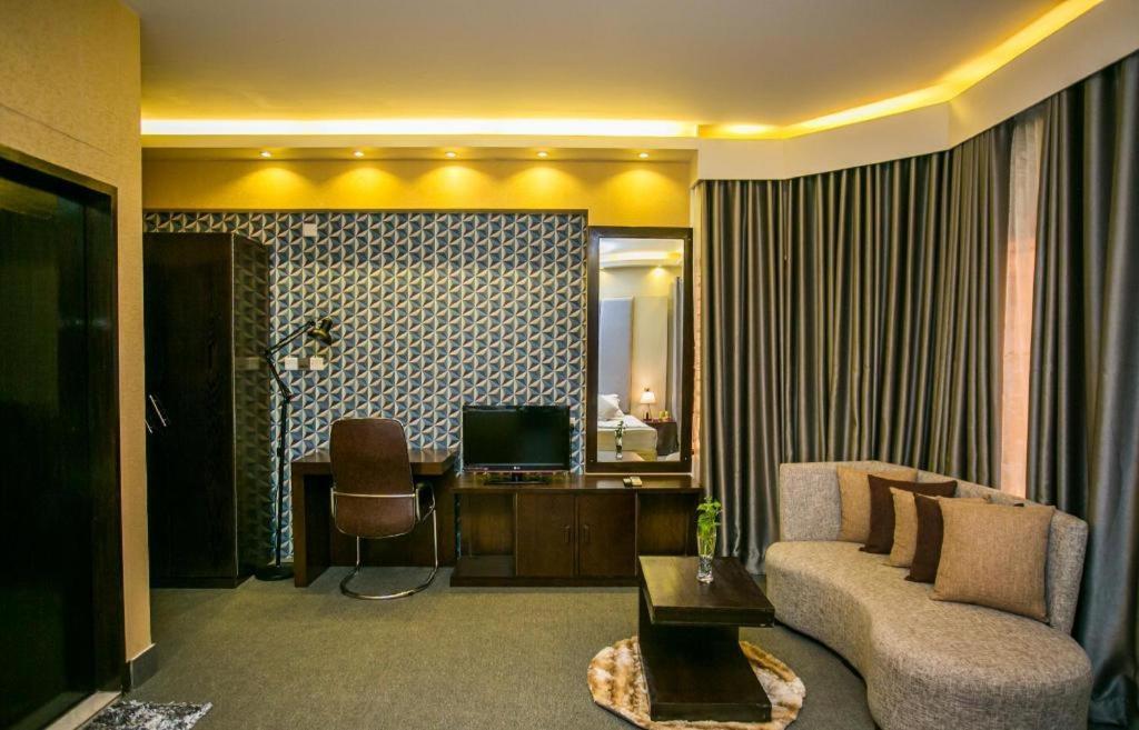 ทรอปิคัล เดซีย์ Hotel ธากา ภายนอก รูปภาพ