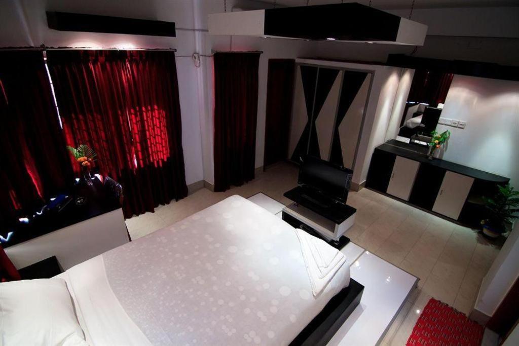 ทรอปิคัล เดซีย์ Hotel ธากา ภายนอก รูปภาพ